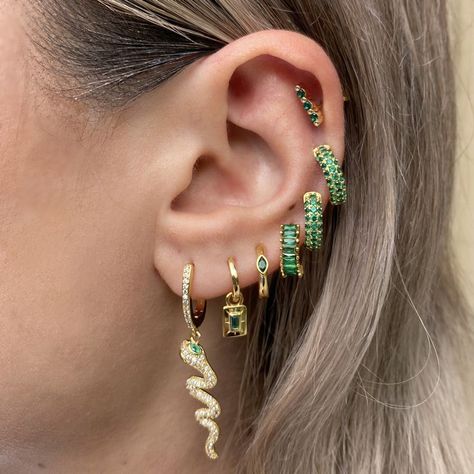 Hijabstyle Outfits, Turkey Hijab, Anders Dragon Age, Cool Ear Piercings, Pretty Ear Piercings, Huggie Earrings Gold, Multiple Earrings, Ear Style, Stacked Earrings