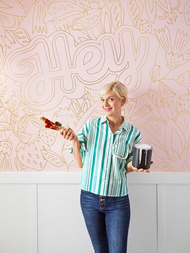 honja-kocemba-wall-gold-mural-25CkjFO0aiIBnMFmzPW8fp Sharpie Wall, Small Bathroom Remodel Ideas, White Sharpie, Sharpie Paint Pens, Doodle Wall, Home Makeovers, Wall Murals Diy, Diy Paint Projects, Gallon Of Paint