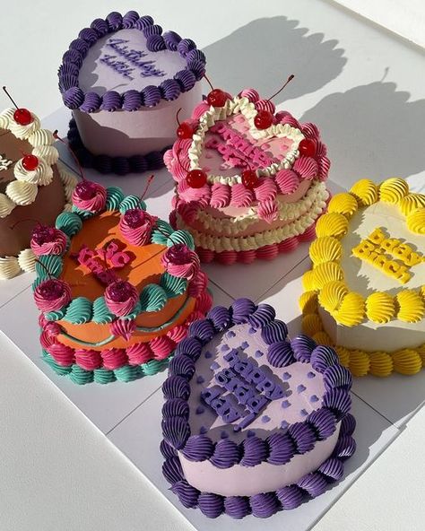 Retro Cakes Birthday, 4 Inch Cake Ideas, Six Inch Cakes, 4 Inch Cake Designs, Cute Mini Cakes Birthdays, 6 Inch Cake Design, Retro Cake Ideas, Mini Vintage Cake, 4 Inch Cakes