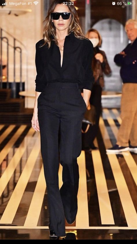 Korean Outfits Black Pants, Business Trousers Outfit, What To Wear For A Christmas Party, Edgy Classic Style Inspiration, Victoria Beckham Style 2022, Trousers Outfit Formal, Black Elegant Pants Outfit, Victoria Beckham Aesthetic, High Waisted Formal Pants