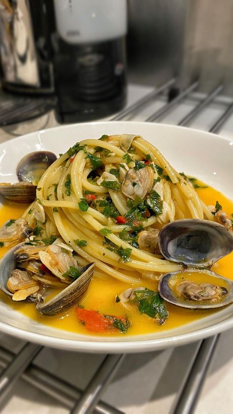 Spaghetti Alla Vongole, List For Birthday Party, Vongole Pasta Recipe, Clams Vongole, Clam Spaghetti, Clams Pasta, Clam Pasta Recipe, Notorious Foodie, Italian Seafood Pasta