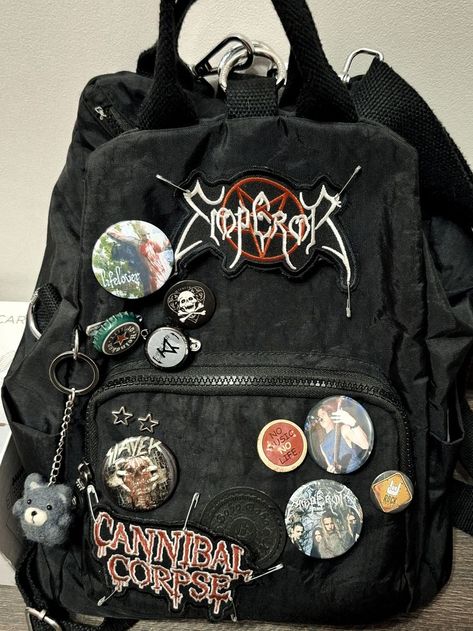 Bag With Pins And Patches, Bagpack Outfit Style, Alternative Backpack, Emo Bag, Grunge Backpack, Mochila Edc, Backpack With Pins, Punk Fashion Diy, Punk Style Outfits