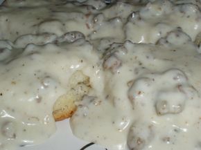 Best Biscuits And Gravy, Hamburger Gravy, Sausage Gravy Recipe, Best Sausage, Southern Recipes Soul Food, Heirloom Recipes, Gravy Recipe, Sausage Gravy, Biscuits And Gravy