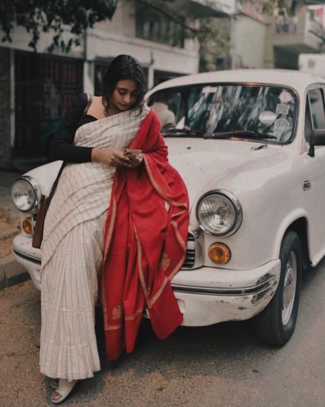 Saree With Shawl Style, Kolkata Saree, Kolkata Fashion, Black And Red Saree, Saree Styling, Ethnic Saree, Black And White Fashion, Shawl Winter, Red Shawl