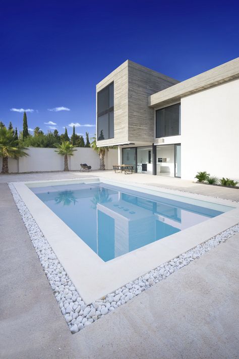 Piscina de microcemento blanco en casa minimalista. Culpa Mia Aesthetic, Swimming Pool Fountains, Mia Aesthetic, Pool Paving, Pool Guest House, Dream Backyard Pool, Outdoor Pool Area, Pool Remodel, Pool Landscape Design