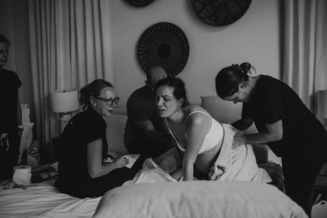 Midwife  doula and husband support woman in labor at home birth At Home Birth Photography, Birth Center Photography, Labor And Delivery Photos, Birth Doula Aesthetic, Home Birth Aesthetic, Home Birth Set Up, Labour Photography, Natural Birth Photos, Doula Aesthetic