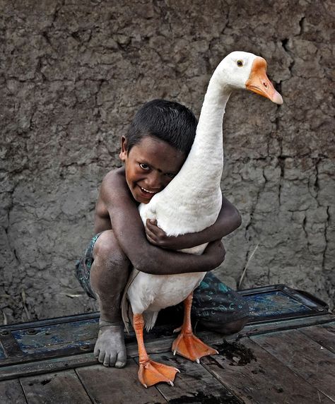 We Asked Photographers From All Around The World What ‘Friendship’ Meant To Them, And Here Are Their Responses (48 pics People And Animals Photography, Arte Art Deco, Animals And People, Kids Around The World, People Poses, Two Best Friends, Photography Contests, Foto Art, Hyperrealism