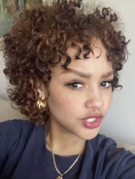 Short Hair Outfits, Natural Hair Haircuts, Short Dyed Hair, Short Natural Curly Hair, Honey Brown Hair, Quick Natural Hair Styles, Cute Curly Hairstyles, Short Curly Haircuts, Haircuts For Curly Hair