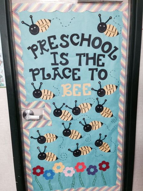 Preschool Bee Bulletin Boards, Teacher Bulletin Boards Preschool, Preschool Door Decorations Welcome Back To School, Buliton Board Ideas Preschool, Welcome To School Bulletin Boards Preschool, Welcome Prek Classroom Door, 3k Classroom Themes, Bulletin Board Preschool Ideas, Teacher Bulletin Board Ideas Preschool