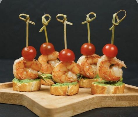 Kanape Ideas, Canapes Recipes, Decorações Com Comidas, Party Food Buffet, Catering Ideas Food, Giving Gifts, Party Food Platters, Easy Food Art, Xmas Food