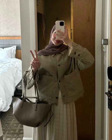 Cozy outfit time 🐛 Cozy Hijab Outfit, New Era Outfit, Modest Fall Outfits, Modest Winter Outfits, Outfits Muslim, Modest Summer Fashion, Hijabi Fashion Casual, Modest Fits, Hijabi Style