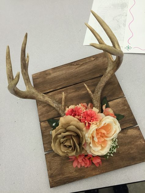 Floral Deer Antlers, Crafts With Antlers Diy, Things To Make With Deer Antlers, Crafts With Deer Antlers, Crafts With Antlers, Deer Antler Decor Diy, Deer Horn Decor Ideas, Deer Antler With Flowers, Decorating With Deer Antlers