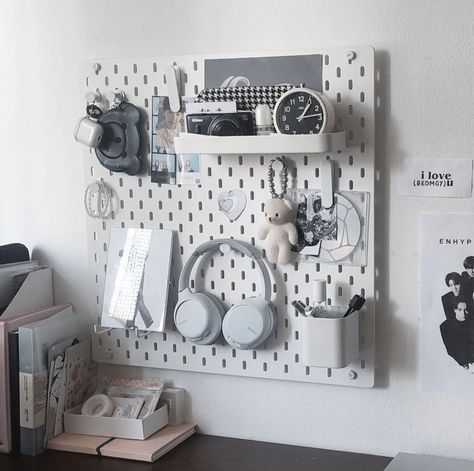 Preppy Pegboard, Peg Board Desk Organization, Desk Wall Decor Ideas, Ikea Pin Board Ideas, Peg Board Ideas Aesthetic, Peg Board Ideas Room Decor, Cute Dorm Desk, Preppy Desk Organization, Ikea Skadis Pegboard Ideas