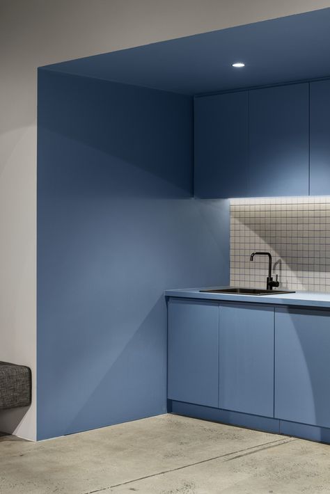 House Color Design Interior, Blue In Interior Design, Blue Laminate Countertops, Textured Walls Interior Design, One Color Kitchen, Coliving Kitchen, Textured Walls Interior, Blue Kitchen Modern, Powder Blue Kitchen