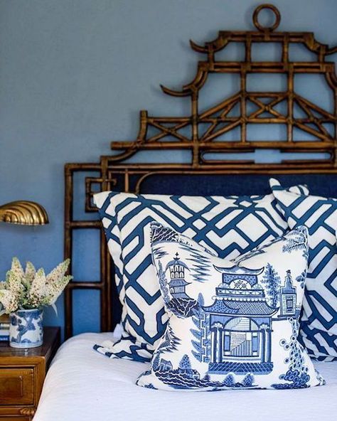 Schumacher A Chinese Chippendale pagoda headboard and blue and white Chinoiserie fabrics combine in this lovely bedroom. Chinoiserie Headboard, Modern Chinoiserie, Blue And White Pillows, Headboard Design, Chinoiserie Decorating, Blue Chinoiserie, Blue And White Chinoiserie, Transitional Bedroom, Blue White Decor