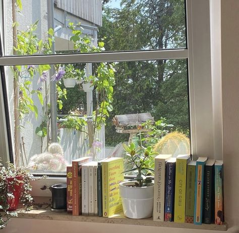 Books On Windowsill Aesthetic, Bedroom Window Sill Decor Ideas, Windowsill Ideas Bedroom, Cute Windowsill Decor, Books In Window Sill, Aesthetic Window Sill, Bedroom Windowsill Decor, Books On Windowsill, Book Shelf Inspo Aesthetic