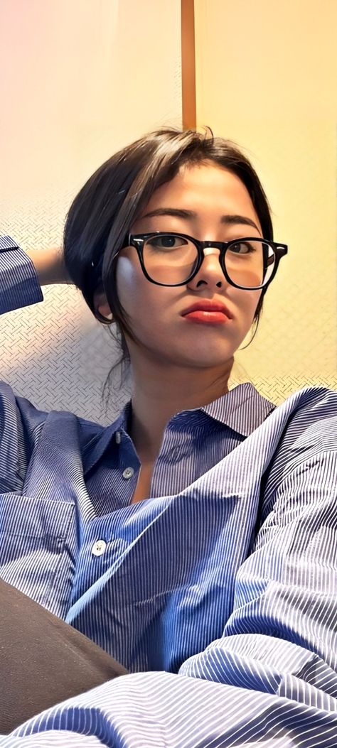 Yunjin Girlfriend Material Lockscreen, Yunjin Wallpaper Girlfriend, Lesserafim Wallpaper Aesthetic, Yunjin Girlfriend, Lesserafim Update, Yunjin Lesserafim Wallpaper, Lesserafim Wallpaper, Update Wallpaper, Huh Yunjin