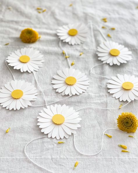 paper daisy flower decorations Daisy Decorations, Daisy Baby Shower, Flowers Daisies, Daisy Party, Paper Daisy, Flower Chain, Balloon Shop, Balloon Backdrop, Paper Garland