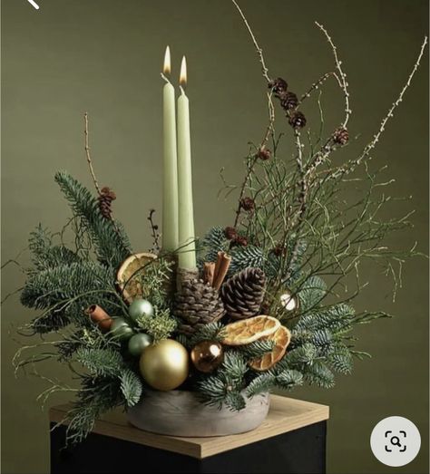 Christmas Floral Designs, Decorated Table, Xmas Centerpieces, Centerpiece Flower, Lights For Christmas, Christmas Centers, Daily Ideas, Christmas Candle Decorations, Christmas Flower Arrangements