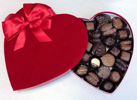 Heart Shaped Chocolate Box, Chocolate San Valentin, Godiva Chocolatier, Chocolate Shapes, Heart Chocolate, Heart Shaped Candy, Heart Shaped Valentines, Heart Shaped Chocolate, Valentines Day Chocolates