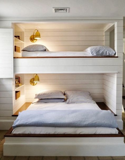 Big bed on bottom Beach House Bunk Room, Modern Bunk Beds, Shared Kids Room, Bunk Beds Built In, Built In Bunks, Bunk Rooms, Bunk Bed Designs, Kids Bunk Beds, Bunk Room