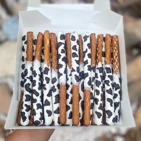 Cow Themed Birthday Party Desserts, Cow Print Chocolate Covered Pretzels, Cows Birthday Party Ideas, Cow Print Party Snacks, Rodeo Sweets Table, Cow Print Pretzels, Cow Themed Snacks Food Ideas, Cow Chocolate Covered Pretzels, Western Theme Strawberries