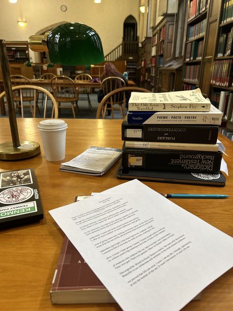 Finals week at reed college in the library studying poetry dead poets society aesthetic Poetry Student Aesthetic, Autumn Academic Aesthetic, Poetry Club Aesthetic, Studying For Finals Aesthetic, Autumn College Aesthetic, College Inspo Life, Library Studying Aesthetic, Liberal Arts College Aesthetic, College Library Aesthetic