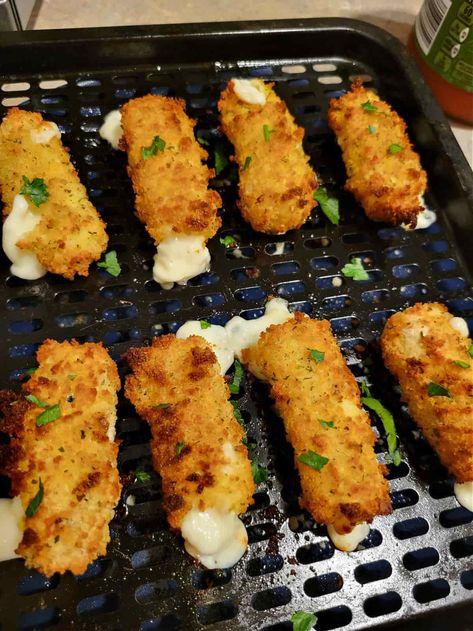 Air Fryer Mozzarella Sticks, Air Fryer Mozzarella, Daily Yum, Mozzarella Sticks Recipe, Homemade Chipotle, Free Keto Meal Plan, Mozzarella Sticks, Air Fry, Healthy Appetizers