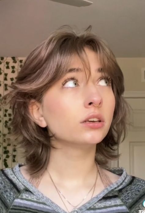 Short Haircut Choppy Layers, Simple Tomboy Hairstyles, 80s Mom Hairstyles, Gender Neutral Shag Hair, Queer Haircut, Queer Hair, Tiktok Hair, Short Hair Tomboy, Short Grunge Hair