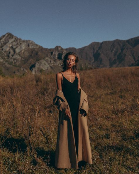 Fashion Photography Ideas Outdoor, Fashion Photoshoot Ideas Outdoor, Fashion Nature Photoshoot, Editorial Fall Photoshoot, Field Shoot Fashion Editorials, Mountain Editorial Fashion, Model In Nature Photoshoot, Nature Photoshoot Outfits, Mountain Model Photoshoot