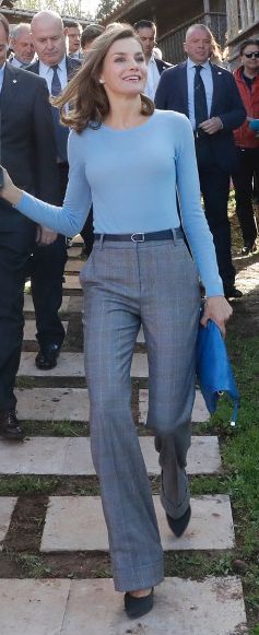 Picture Cornflower Blue Pants Outfit, Colour Coordinated Outfits, Grey Trousers Outfit, Blue Sweater Outfit, Grey Pants Outfit, Coordinates Outfits, Interesting Outfits, Outfits For Work, Estilo Real