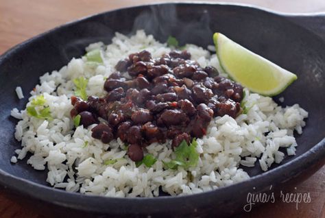 Quick and Delicioso Cuban Style Black Beans - Skinnytaste Cuban Style Black Beans, Black Beans And Rice, Black Bean Recipes, Quick Side Dishes, Cuban Style, Rice And Beans, Skinny Taste Recipes, Food Tasting, Bean Recipes