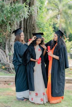 Graduation Day Poses In Saree, Graduation Saree Ideas College, Graduation Day Saree Ideas, Graduation Gown Pictures, Convocation Outfit Graduation, Convocation Ideas, Graduation Saree, Teenage Parents, Convocation Photography