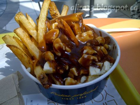 Fast Food Poutine: New York Fries New York Fries, Poutine Gravy, Fries Nachos, Poutine Recipes, Poutine Fries, Poutine Recipe, Soup Pasta, Food Desert, Food Tags