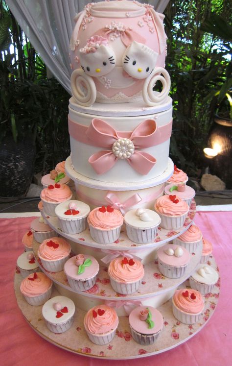 hello kitty wedding cake using brooch mould from cuppies lina. made the cake look so elegant for their garden wedding : ) Wedding Cakes Hello Kitty, Hello Kitty Themed Wedding, Sanrio Wedding Cake, Kawaii Wedding Theme, Hello Kitty Quinceanera Cake, Hello Kitty Quinceanera Theme, Sanrio Wedding, Hello Kitty Wedding Cake, Hello Kitty Quinceanera