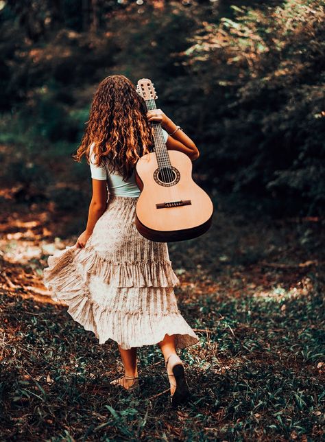 Bluegrass Aesthetic, Guitarist Photoshoot, Guitar Senior Pictures, Guitar Photoshoot, Hippie Photoshoot, Guitarist Photography, Guitar Portrait, Music Photoshoot, Senior Pictures Music