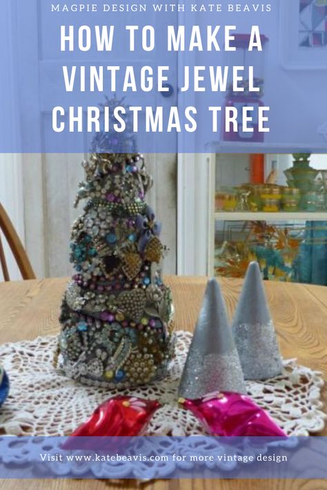 Jewel Christmas Tree, Jewelry Tree Craft, Jewelry Tree Diy, Jewel Christmas, Christmas Gift Inspiration, Costume Jewelry Crafts, Jeweled Christmas Trees, Vintage Christmas Crafts, Jeweled Christmas