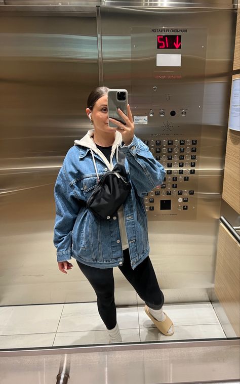 Oversized Fall Jacket, Jean Jacket Sweater Outfit, Jean Jacket Over Hoodie Outfit, Oversized Blue Jean Jacket Outfits, Jean Jacket Hoodie Outfit Women, Long Black Denim Jacket Outfit, How To Style Oversized Jean Jacket, Denim Jacket And Hoodie Outfit, Denim Jacket Over Hoodie