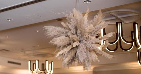 Like it or not, pampas grass is the Queen of Boho right now. From fresh  feathery, ostrich-like stalks to dried, fluffy shedding-like-crazy stems,  couples planning their wedding are into this look. Pampas Chandelier, Diy Pampas Grass Arrangement, Pampas Grass Hanging, Grass Centerpiece, Facial Room, Hanging Installation, Diy Clouds, Pampas Grass Decor, Grass Decor