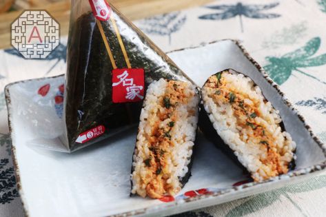 Triangle Gimbap Recipe, Korean Convenient Store, Triangle Kimbap Recipe, Sushi Triangle, Triangle Kimbap Aesthetic, Kimbap Ingredients, Food Step By Step, Triangle Kimbap, Tuna Triangle Kimbap