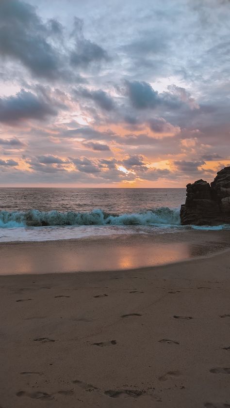 Atardecer sin igual en playa de Puerto Escondido. Dreamboard Visionboard, Beach Bum Aesthetic, Puerto Escondido Oaxaca, Vision Board Themes, Vision Board Images, Puerto Vallarta Mexico, Tropical Travel, Vision Board Affirmations, Vision Board Inspiration