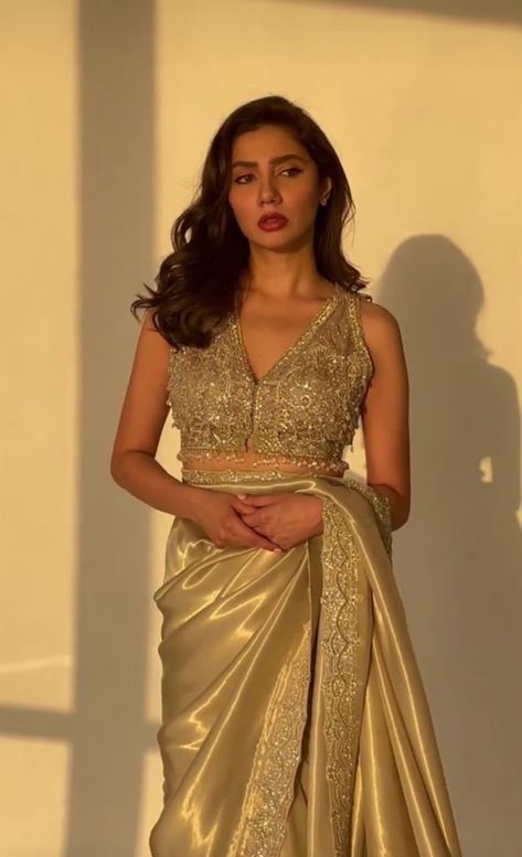 Mahira Khan Saree, Shadi Season, Golden Blouse Designs, Mahira Khan Dresses, Golden Saree, Saree Blouse Styles, Sarees For Girls, Saree Wearing Styles, Simple Saree Designs