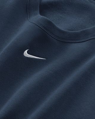 Grounded in style, comfort and versatility, meet our take on luxury loungewear. This classic sweatshirt helps you stay cozy all day long, thanks to its midweight fleece that feels soft yet structured. Plus, the taller ribbing and oversized fit give you a trend-right look. Shown: Armory Navy/Sail Style: DV4976-478 Nike Sportswear Phoenix Fleece, Nike Crewneck Sweatshirt, Nike Crew Neck, Wishlist 2024, Luxury Loungewear, Nike Crewneck, Classic Sweatshirt, Nike Pullover, Loungewear Luxury