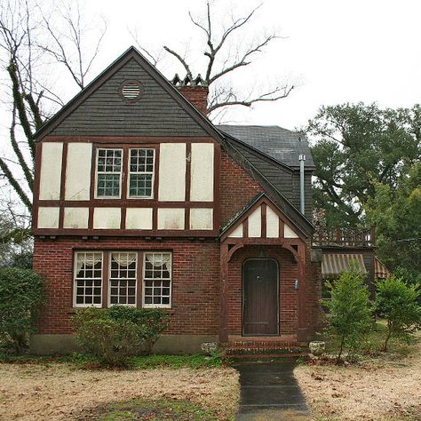 After years of neglect, this Alabama home gets a major renovation and is transformed into a breathtaking space worthy of a spot on the small screen. Small Tudor Style Homes, Tutor Style Homes, Tudor House Exterior, English Cottage Interiors, Cottage Makeover, Tudor Home, German Houses, Tudor Cottage, Tudor Style Homes