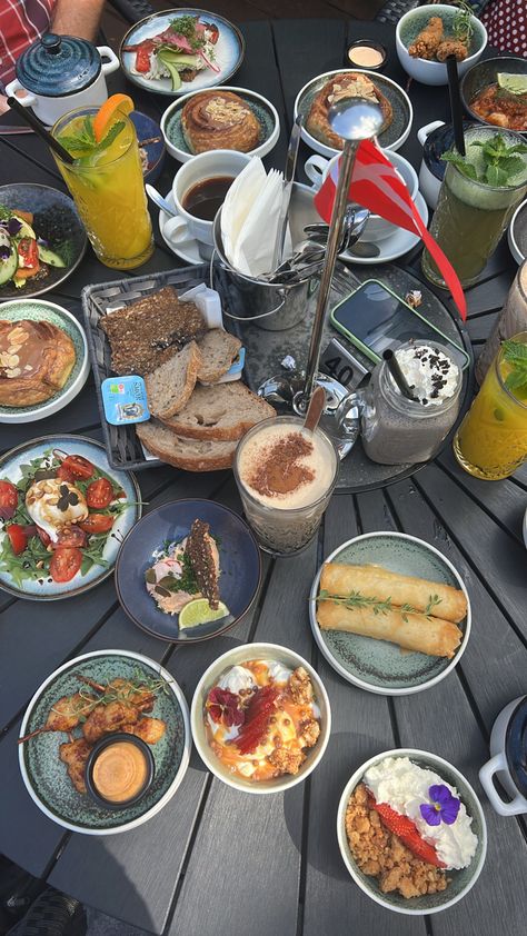 Brunch aesthetic | Breakfast ideas | Summer vibes | Outside eating | Restaurant | Brunch restaurant | Summer aesthetic | Birthday brunch | Birthday celebration Breakfast Ideas Summer, Aesthetic Breakfast Ideas, Eating Restaurant, Breakfast Outside, Brunch Aesthetic, Brunch Restaurant, Aesthetic Breakfast, Aesthetic Birthday, Brunch Restaurants