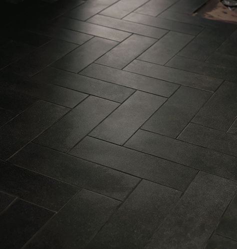 Dark Tile Floors, Stone Look Wall, Dark Tile, Slate Flooring, Herringbone Floor, Herringbone Tile, Black Tiles, Subway Tiles, Sopot