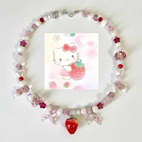 Hello Kitty Beaded Jewelry, Hello Kitty Necklace Diy, Hello Kitty Necklace Beads, Hello Kitty Beaded Necklace, Beading Ideas Jewelry Handmade, Pochacco Necklace, Hello Kitty Beads, Sanrio Necklace, Strawberry Hello Kitty