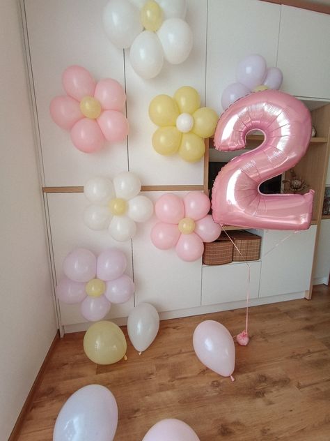 Birthday Flowers Decorations, 1st Birthday Girl Simple, First Birthday Decorations Ideas, Simple Balloon Decorations, Diy Birthday Backdrop Ideas, 2nd Birthday Balloons, Birthday Decoration Ideas, Party Balloons Diy, Spring Birthday Party