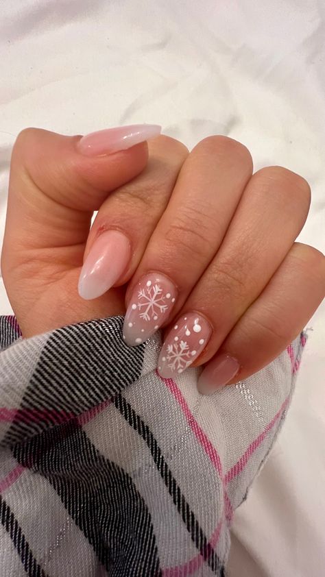 Pink Nails Snowflakes, Light Pink Nails With Snowflakes, Christmas Nails Light Pink, Pink And White Snowflake Nails, Pink Nails With Snowflakes, Winter Nail Designs White, Snowflake Acrylics, Light Pink Christmas Nails, Snow Nail Designs