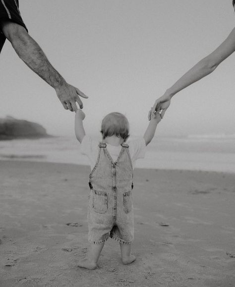 Black Outfit Beach Pictures Family, Family Of 3 Beach Photoshoot, Editorial Family Beach Photoshoot, Beach Photoshoot Ideas Family Of 3, Beach Family Christmas Photos, Winter Beach Family Photoshoot, Beach One Year Old Pictures, Family Beach Photos With Baby, Family Beach Photoshoot Ideas